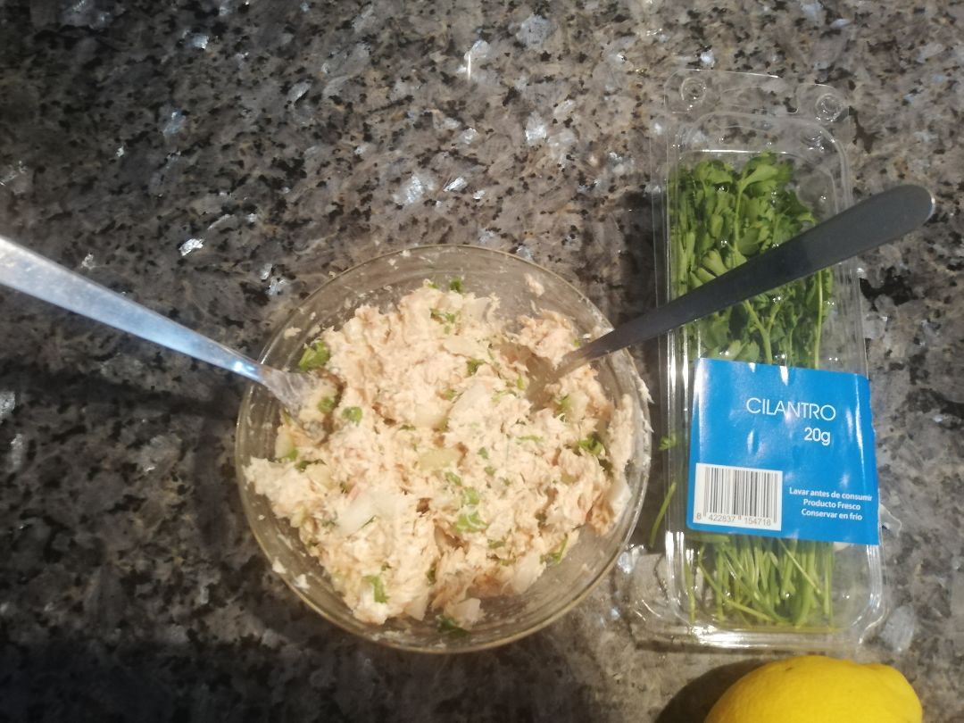 TARTAR DE TOMATE, AT脷N Y AGUACATE馃崊馃悷馃 Paso 1 TARTAR DE TOMATE, AT脷N Y AGUACATE馃崊馃悷馃 Paso 1