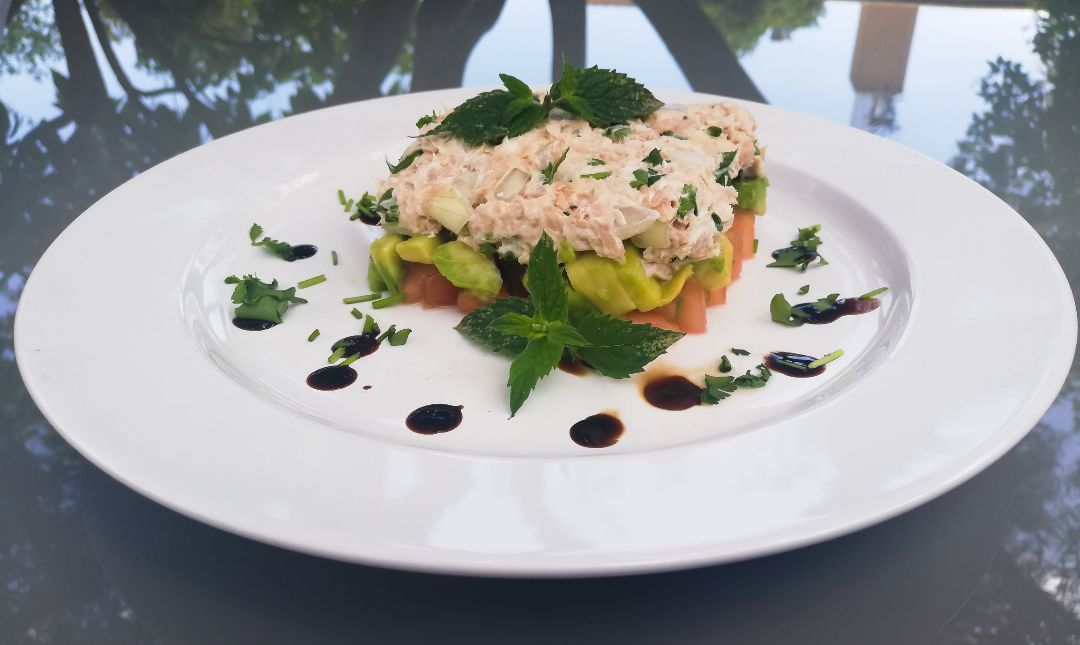 TARTAR DE TOMATE, AT脷N Y AGUACATE馃崊馃悷馃 Paso 3 TARTAR DE TOMATE, AT脷N Y AGUACATE馃崊馃悷馃 Paso 3