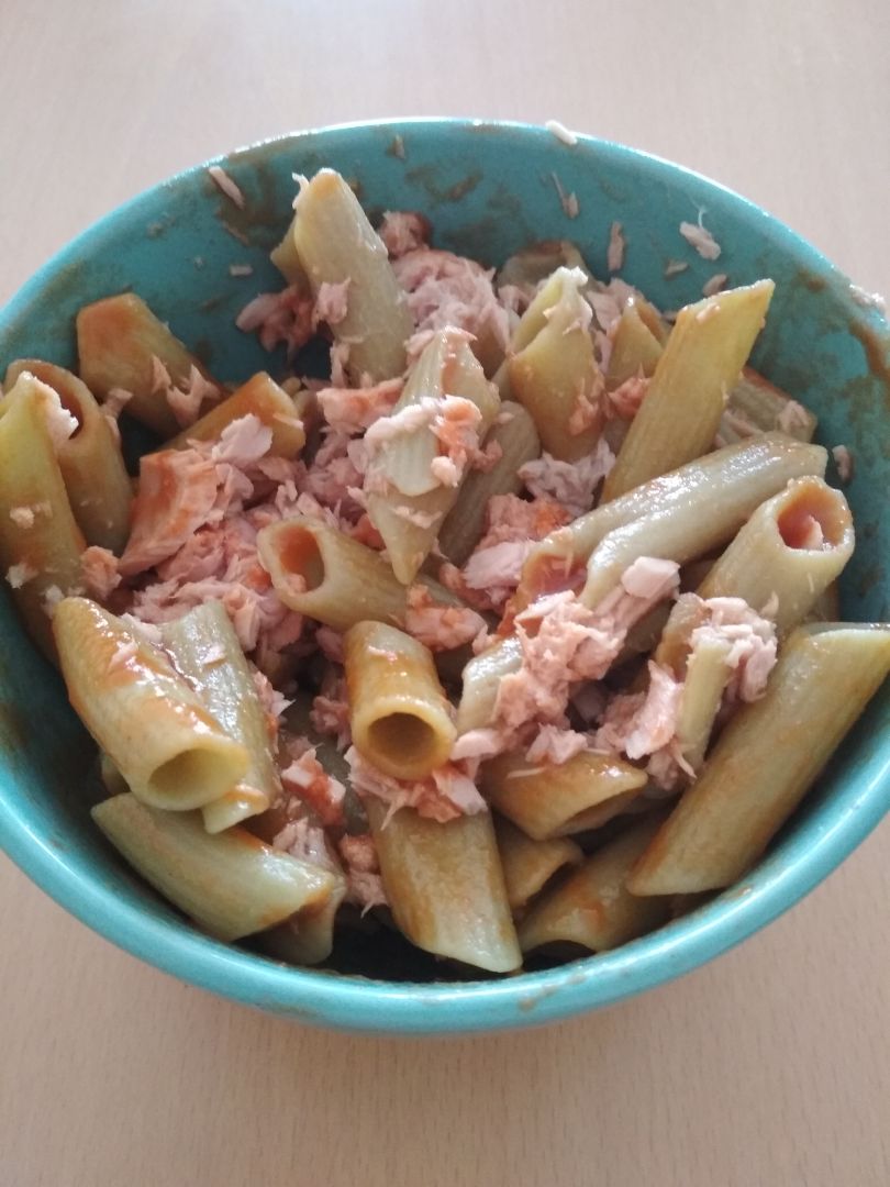Pasta de guisantes con atún