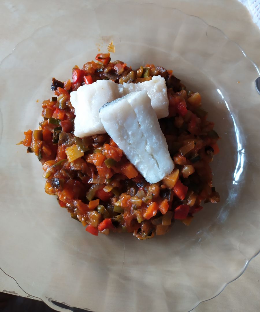 Pisto con bacalao confitado