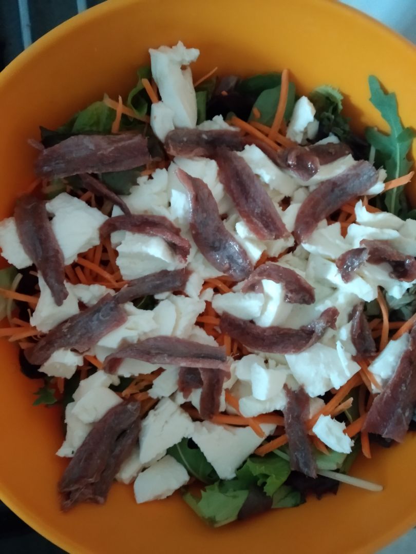 Ensalada de anchoas, mozzarella y zanahoria Ensalada de anchoas, mozzarella y zanahoria