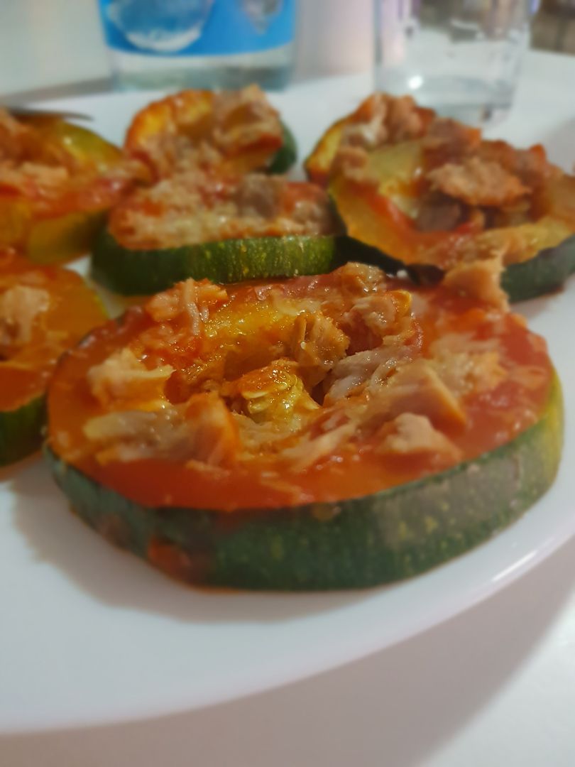 Mini pizzas de CALABACÍN con tomate, atún y queso Mini pizzas de CALABACÍN con tomate, atún y queso