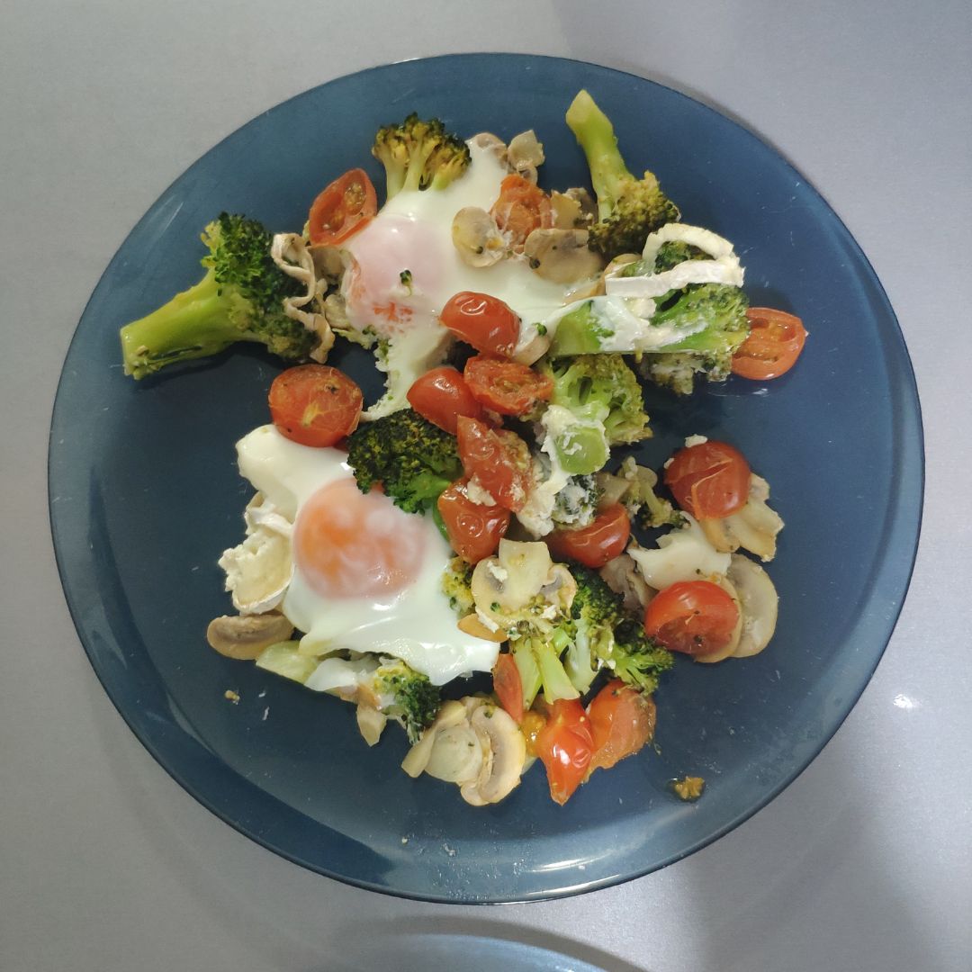Brócoli con huevo y tomates cherry al horno Brócoli con huevo y tomates cherry al horno