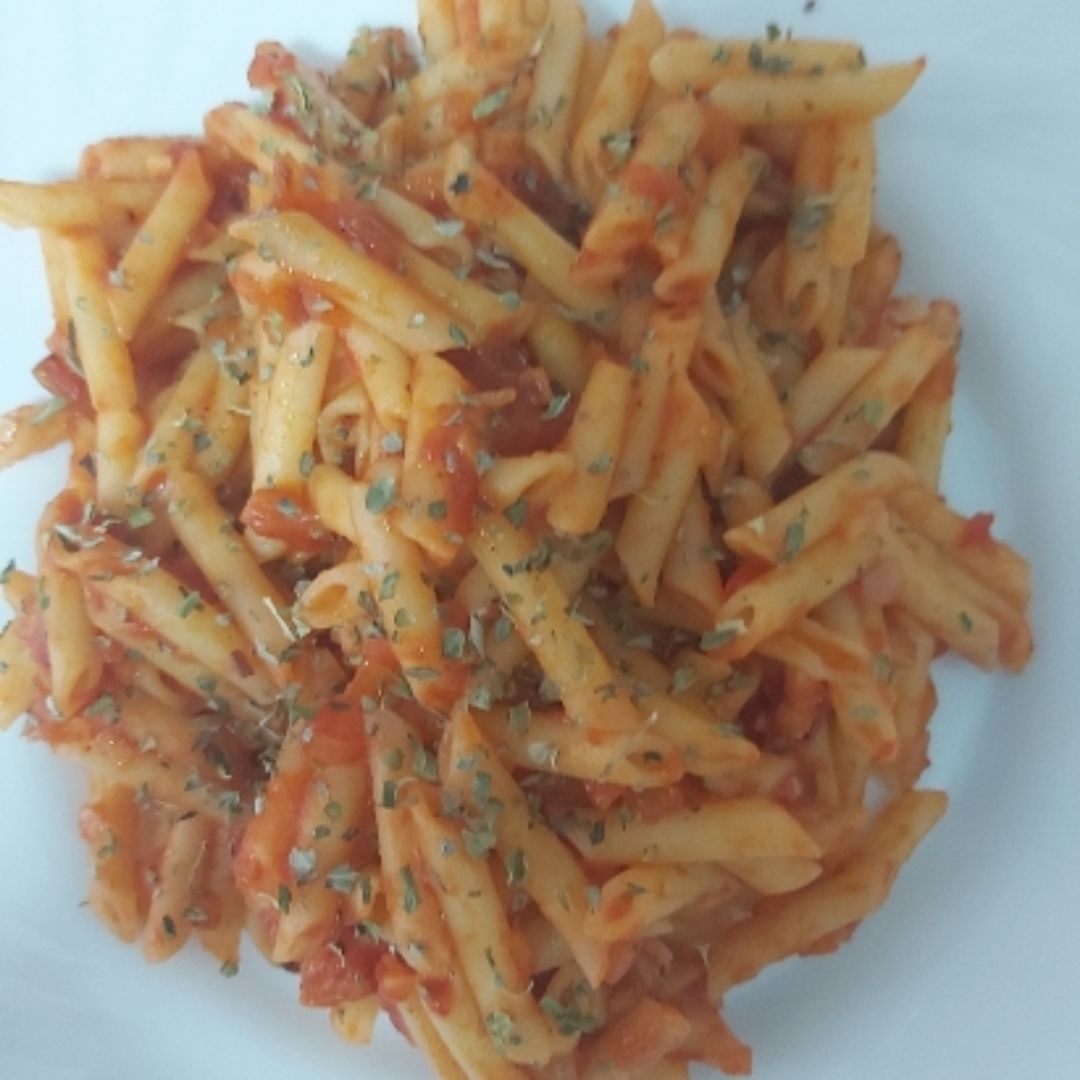 Macarrones con tomate y cebolla Macarrones con tomate y cebolla