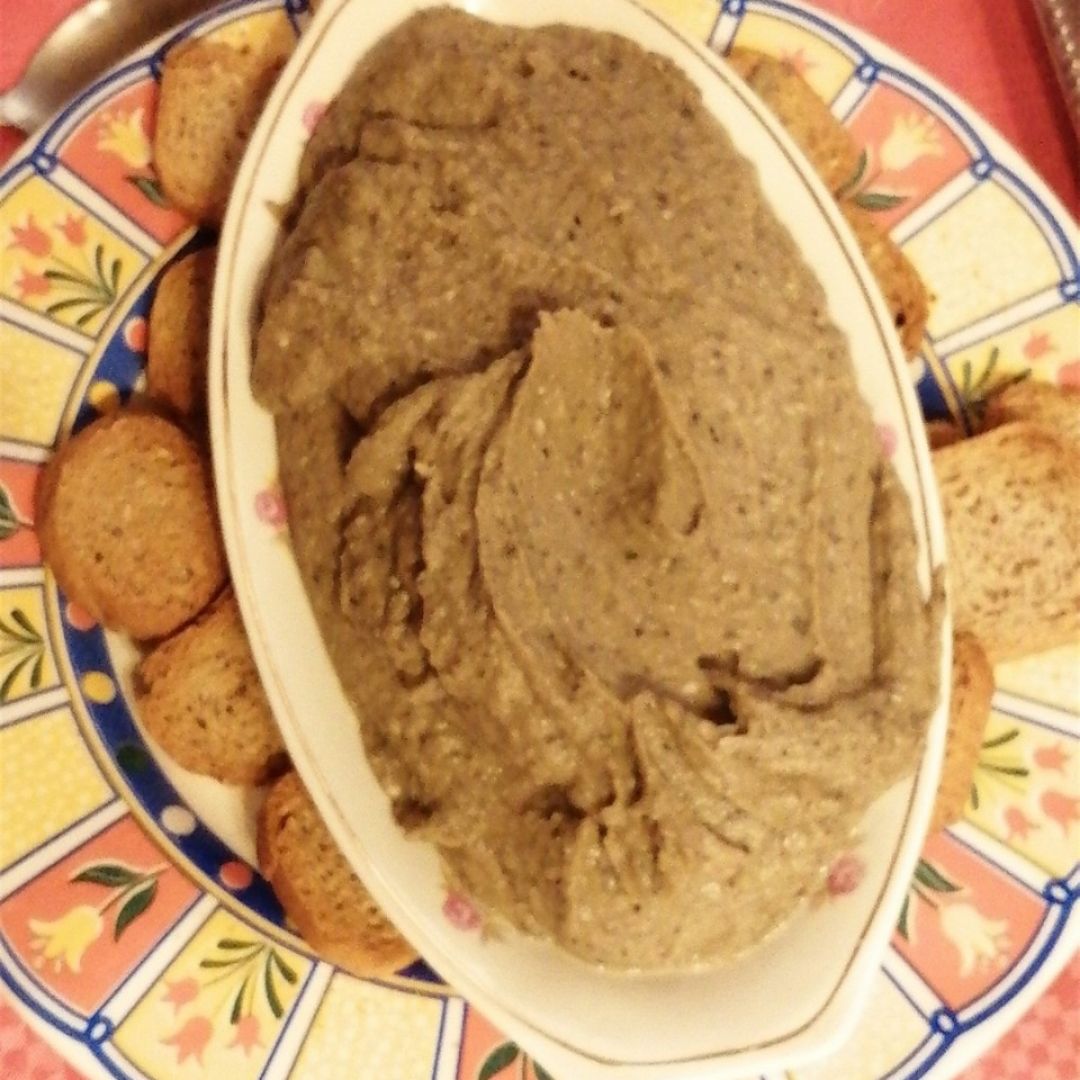 Hummus con aceitunas negras y tomillo Hummus con aceitunas negras y tomillo