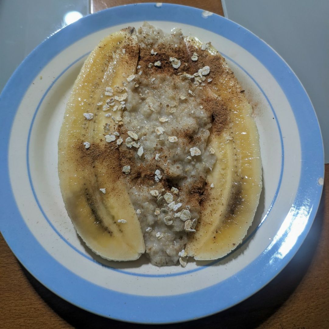 Gachas de avena con plátano tipo banana split