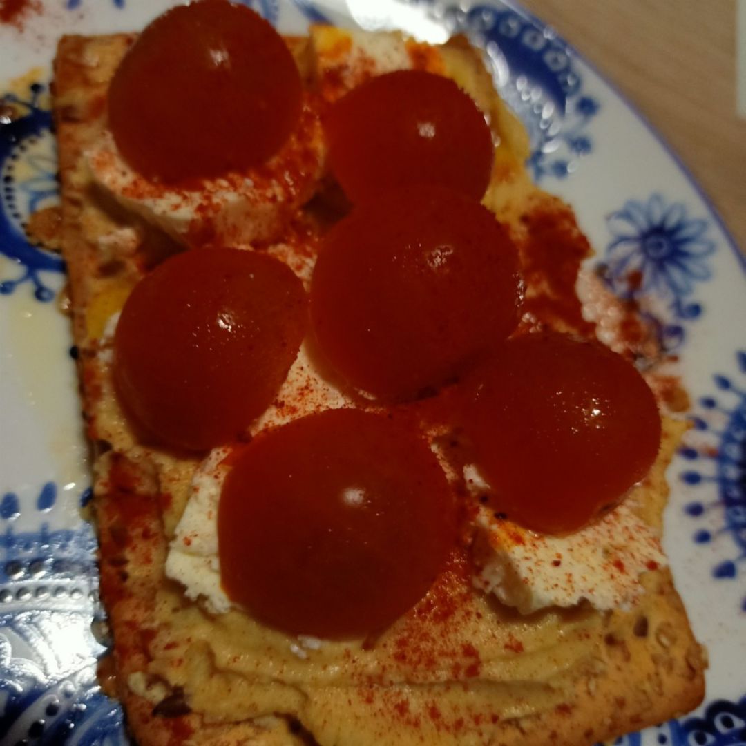 Tostadas de humus, queso feta y tomate Tostadas de humus, queso feta y tomate