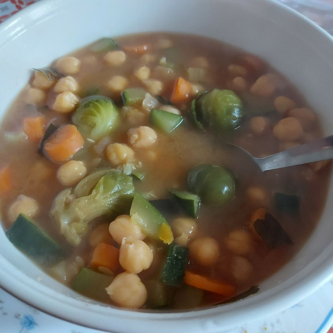 Sopa de miso con garbanzos y vegetales Sopa de miso con garbanzos y vegetales