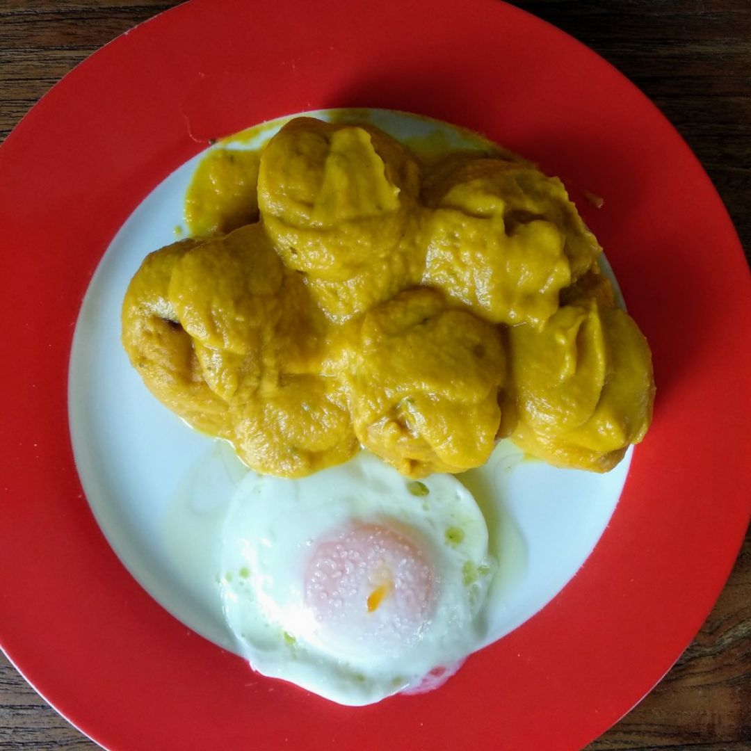 Albóndigas de pollo con salsa de zanahoria, manzana y curry