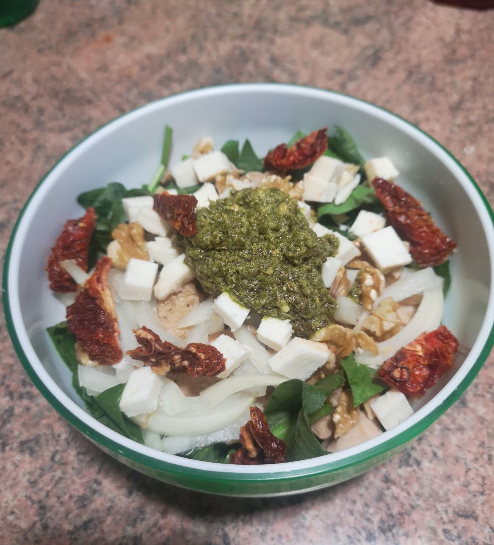 Ensalada espinacas y pollo con pesto