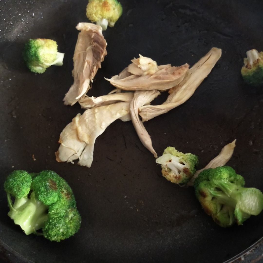 Arroz con pollo, brocoli curry y tomillo Paso 2 Arroz con pollo, brocoli curry y tomillo Paso 2