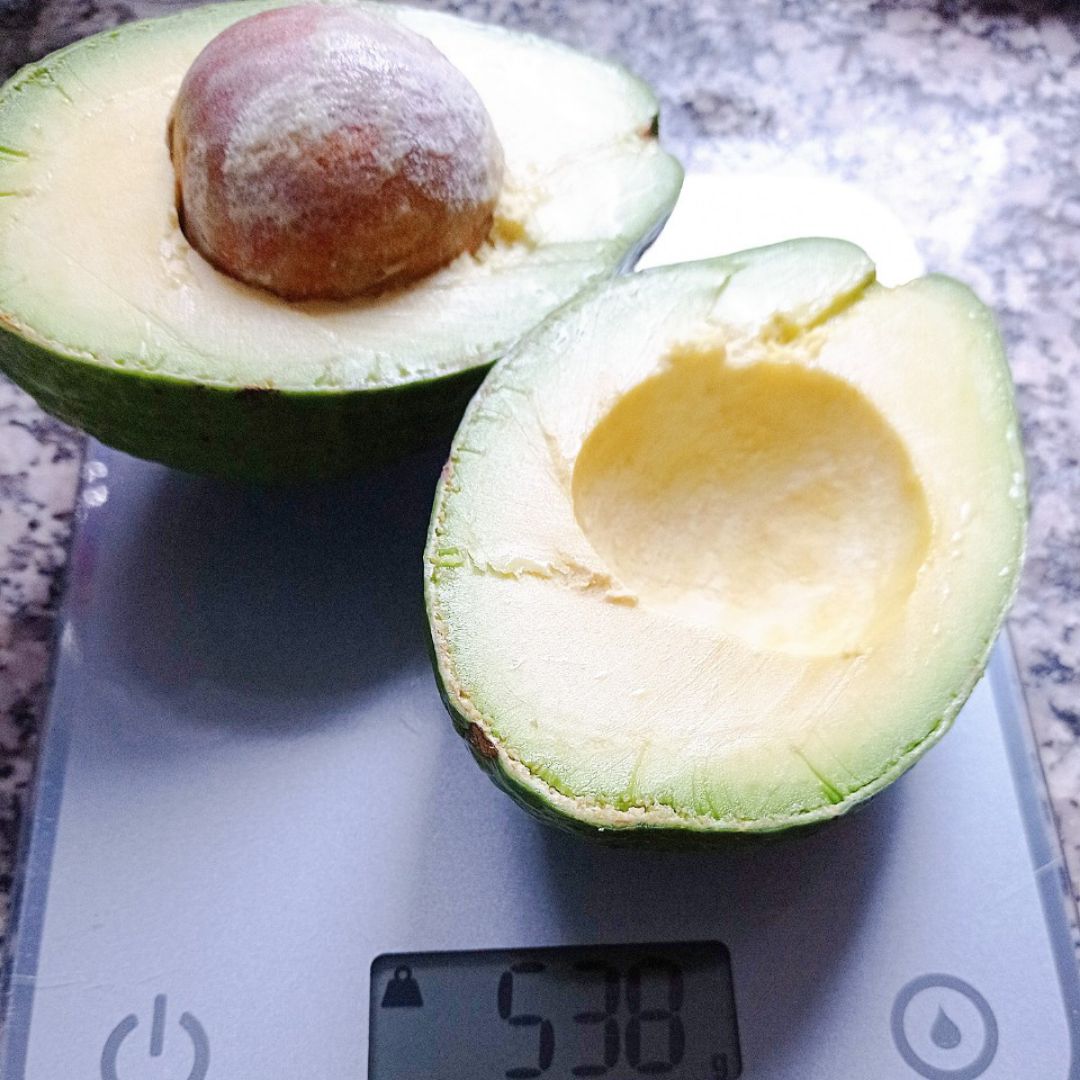 Aguacate relleno dulce 🥑🫐🍫 Paso 1 Aguacate relleno dulce 🥑🫐🍫 Paso 1