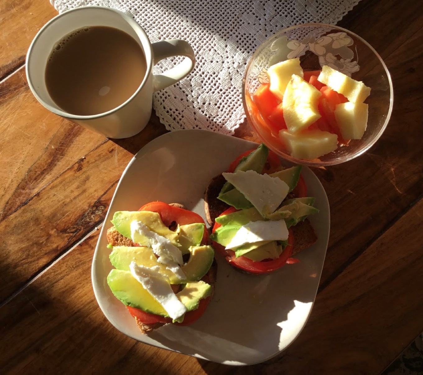 Tostadas con tomate, aguacate y queso de cabra