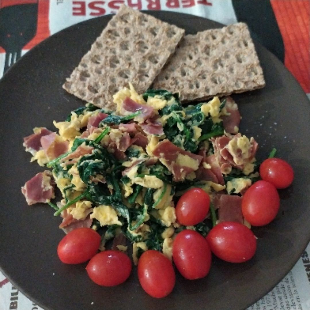 Revuelto de jamón y espinacas Revuelto de jamón y espinacas