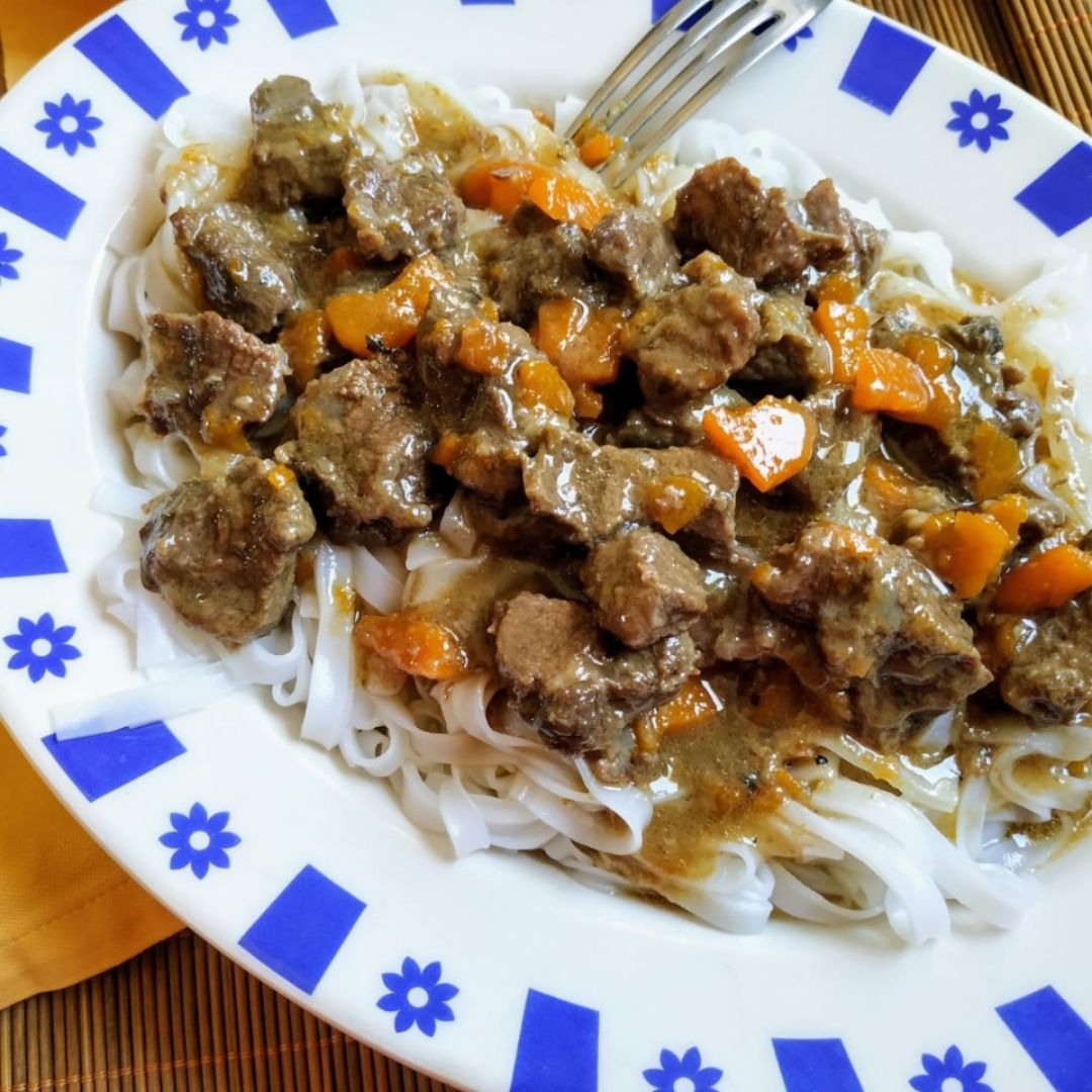Tallarines de arroz con carne en salsa Tallarines de arroz con carne en salsa
