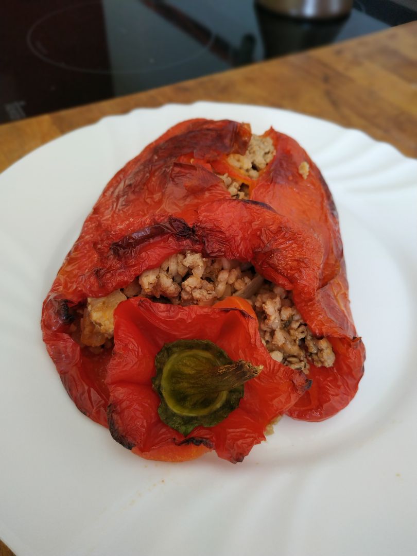 Pimientos rojos rellenos de carne picada y arroz Pimientos rojos rellenos de carne picada y arroz