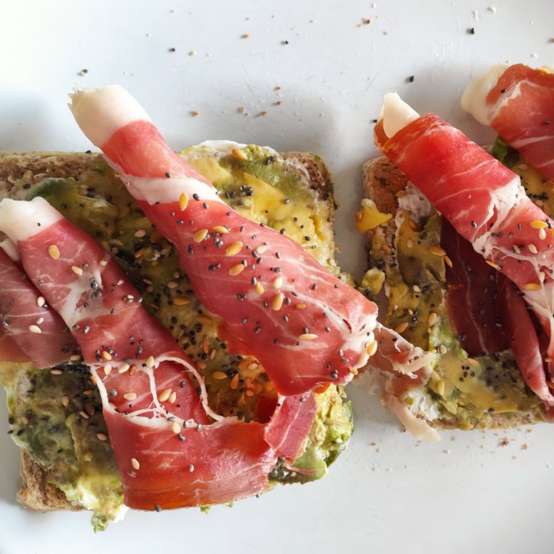 Tostadas de aguacate y jamón serrano Tostadas de aguacate y jamón serrano