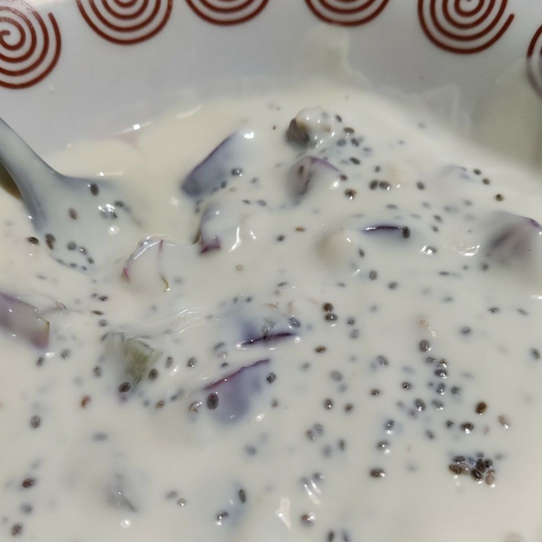 Yogur alpro de avena con uvas moradas y chía Yogur alpro de avena con uvas moradas y chía