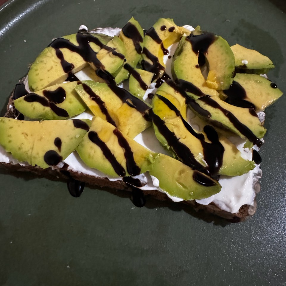 Tostada de queso crema y aguacate 