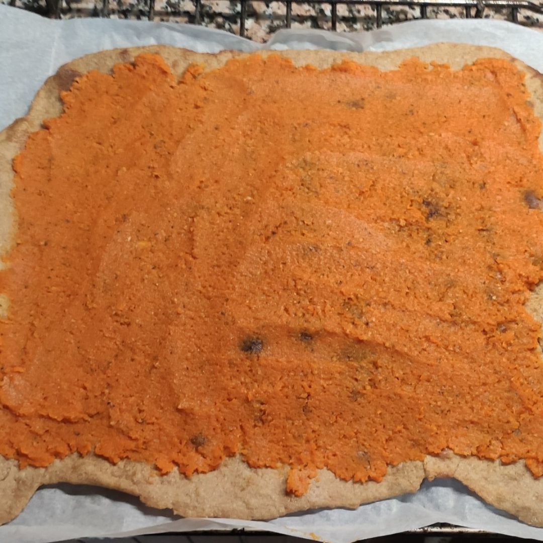 Base de pizza con harina de espelta y salsa con calabaza, zanahoria y tomate. Base de pizza con harina de espelta y salsa con calabaza, zanahoria y tomate.