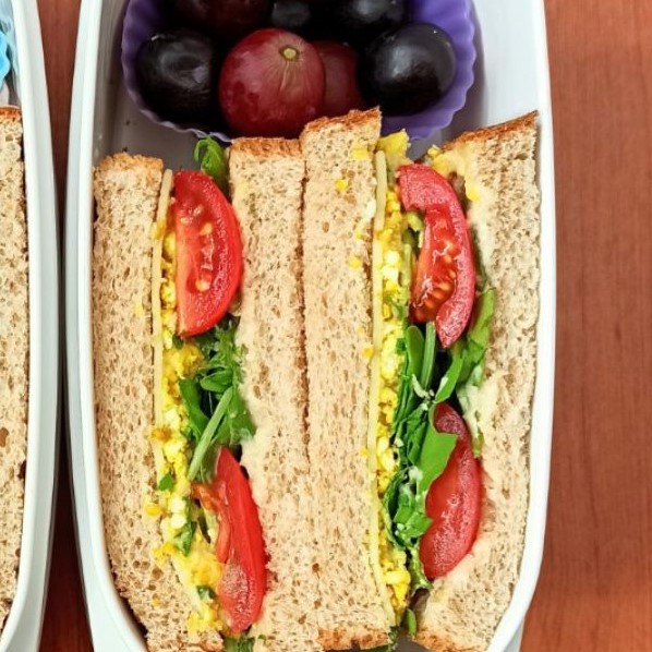 Sándwich con hummus y tofu a la cúrcuma Sándwich con hummus y tofu a la cúrcuma
