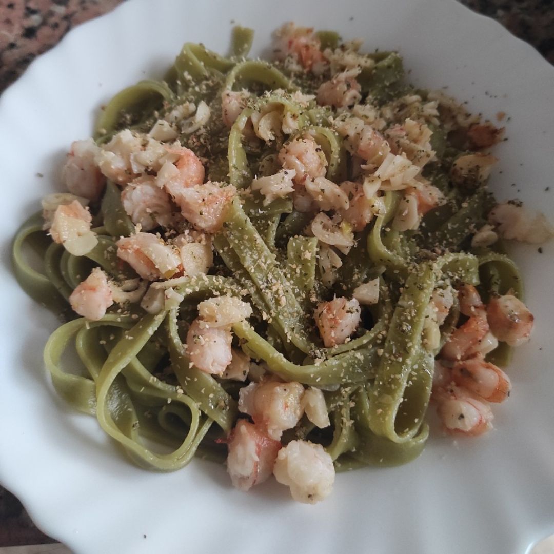 Pasta con ajo y langostinos.