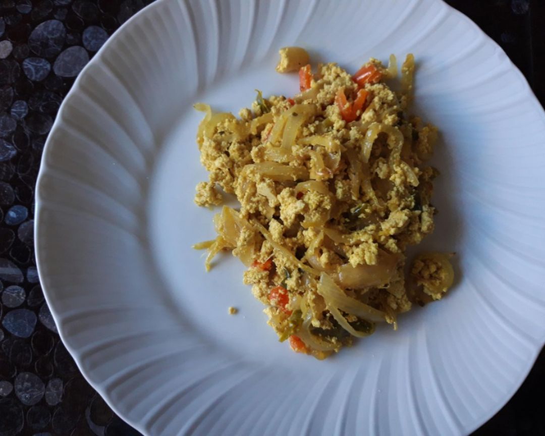 Revuelto vegano de tofu con verduras Revuelto vegano de tofu con verduras