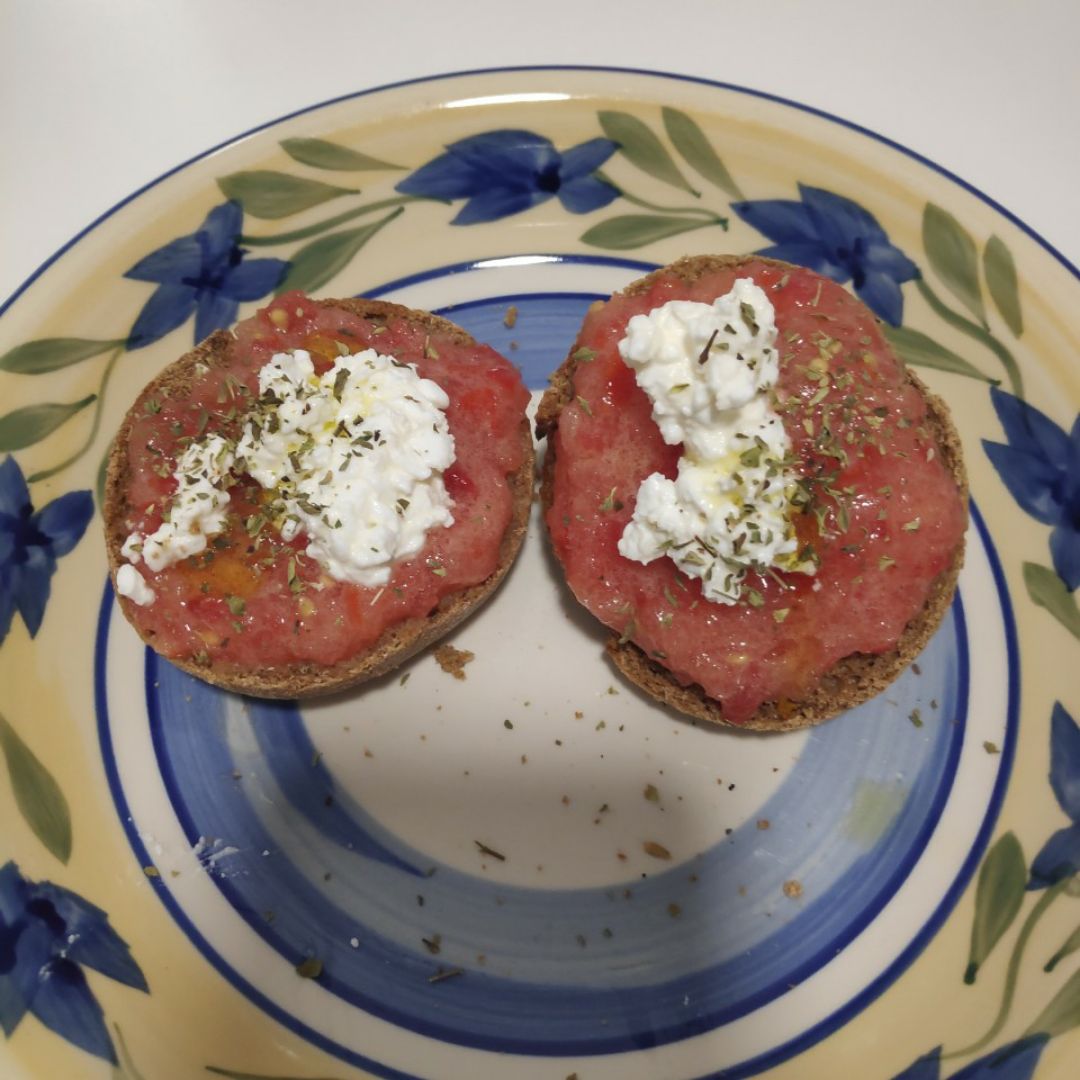 Panecillo 100% integral con tomate y cottage