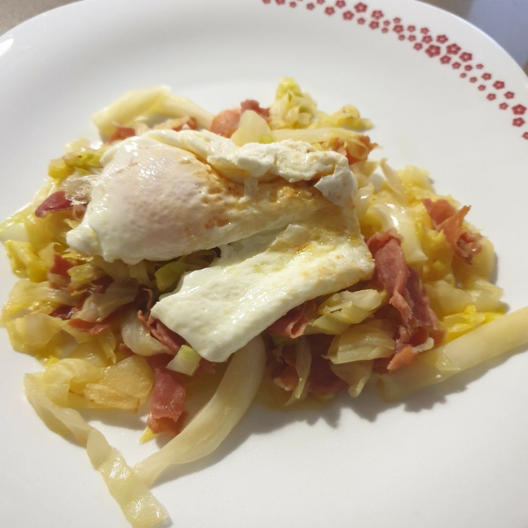 Repollo con jamón y huevo Repollo con jamón y huevo