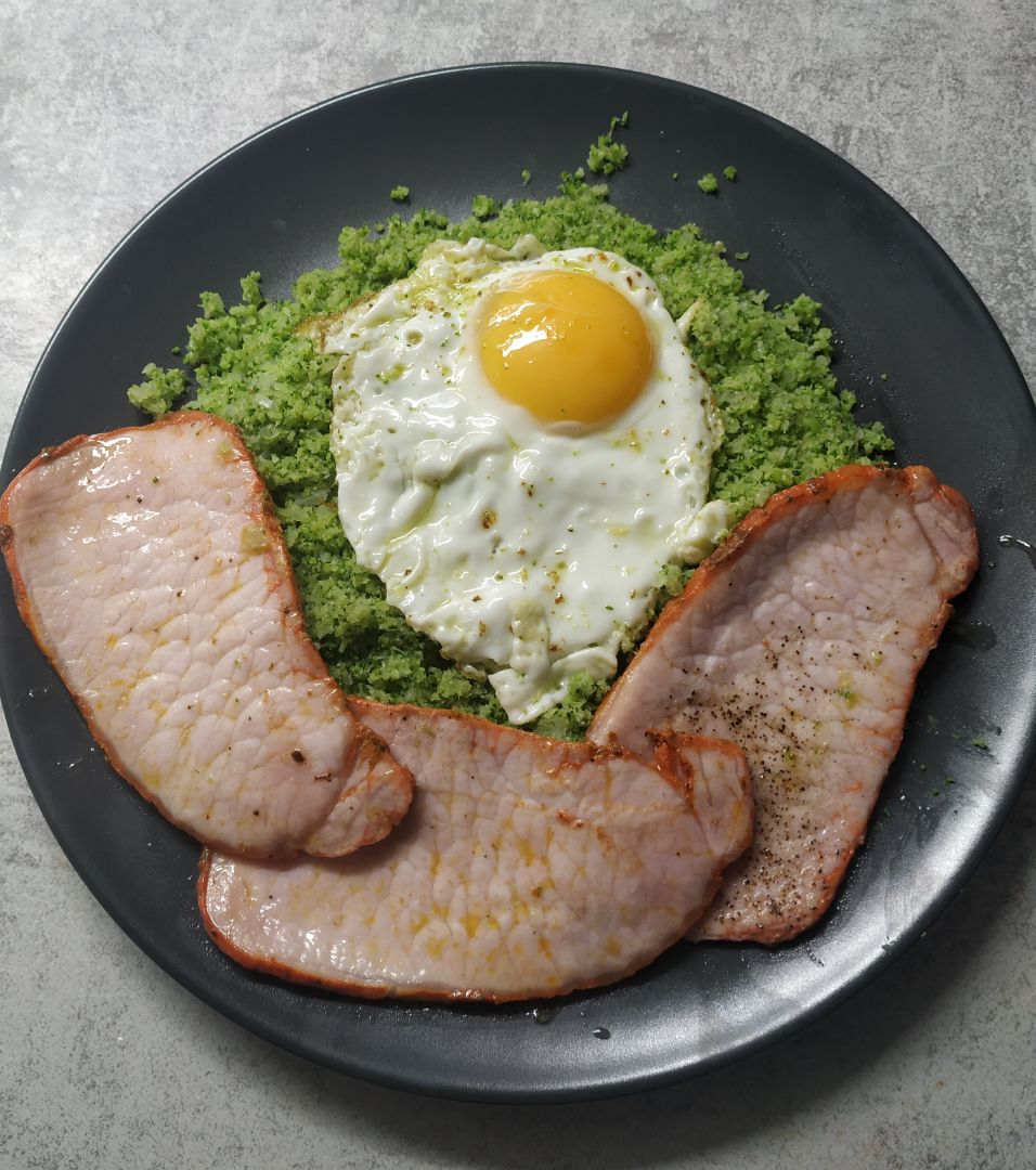 Arroz de brócoli con huevo y lomo Arroz de brócoli con huevo y lomo