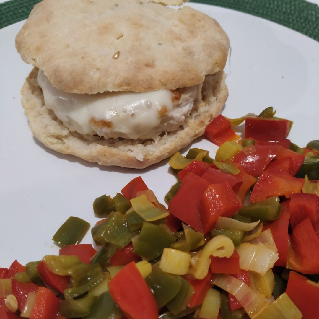 Hamburguesa de pollo en pan casero Hamburguesa de pollo en pan casero