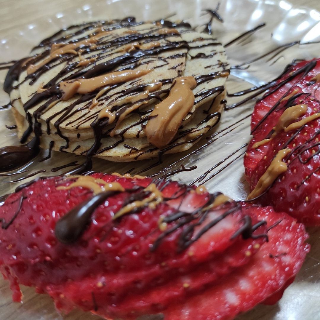 Tortitas de plátano con fresas