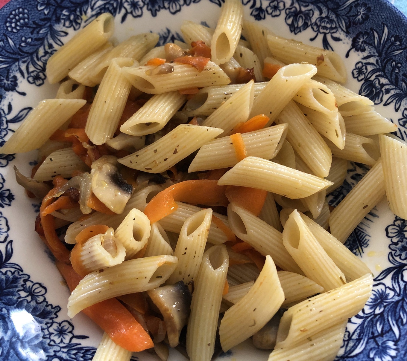 Macarrones con zanahoria y champiñones 