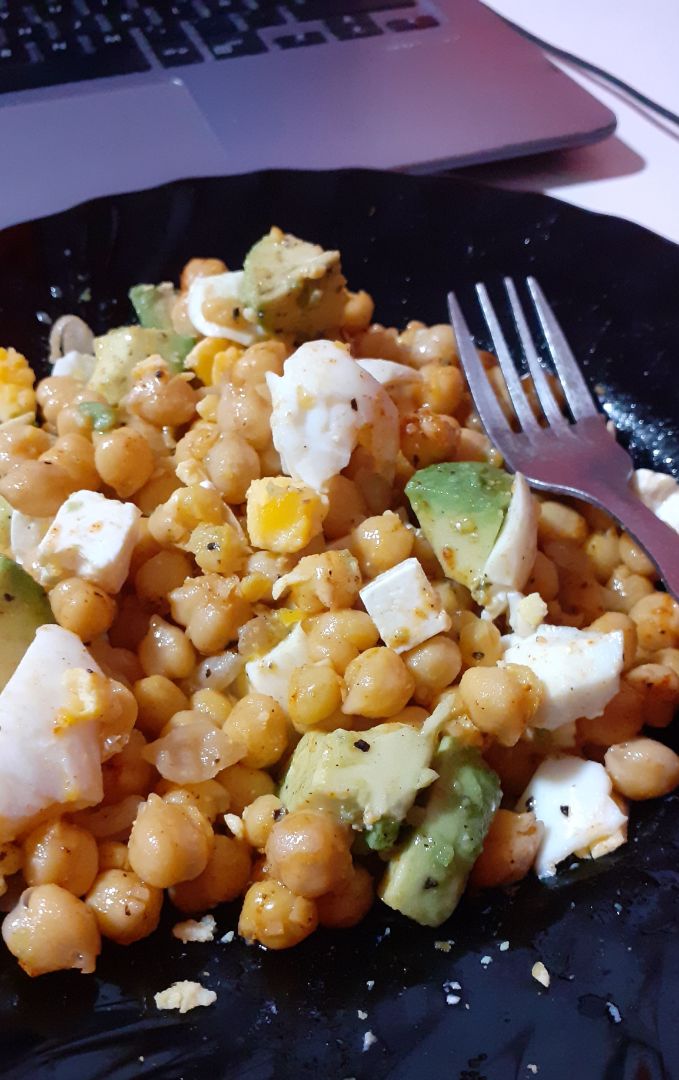 Ensalada de garbanzos, aguacate, huevo y queso Ensalada de garbanzos, aguacate, huevo y queso