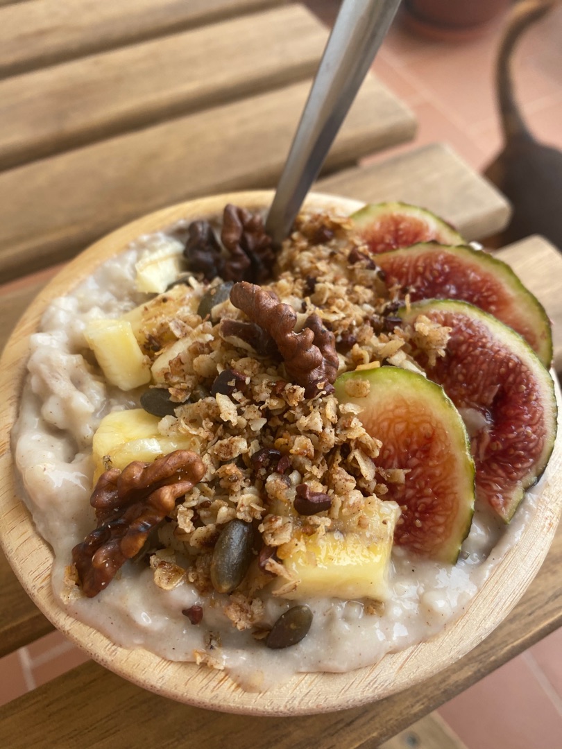 Porridge con higo, plátano y frutos secos