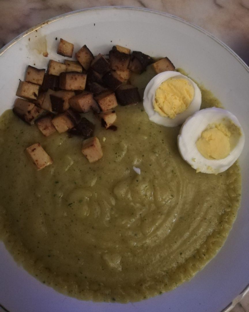 Pure de calabacin y puerro con picatostes de Tofu y huevo cocido 