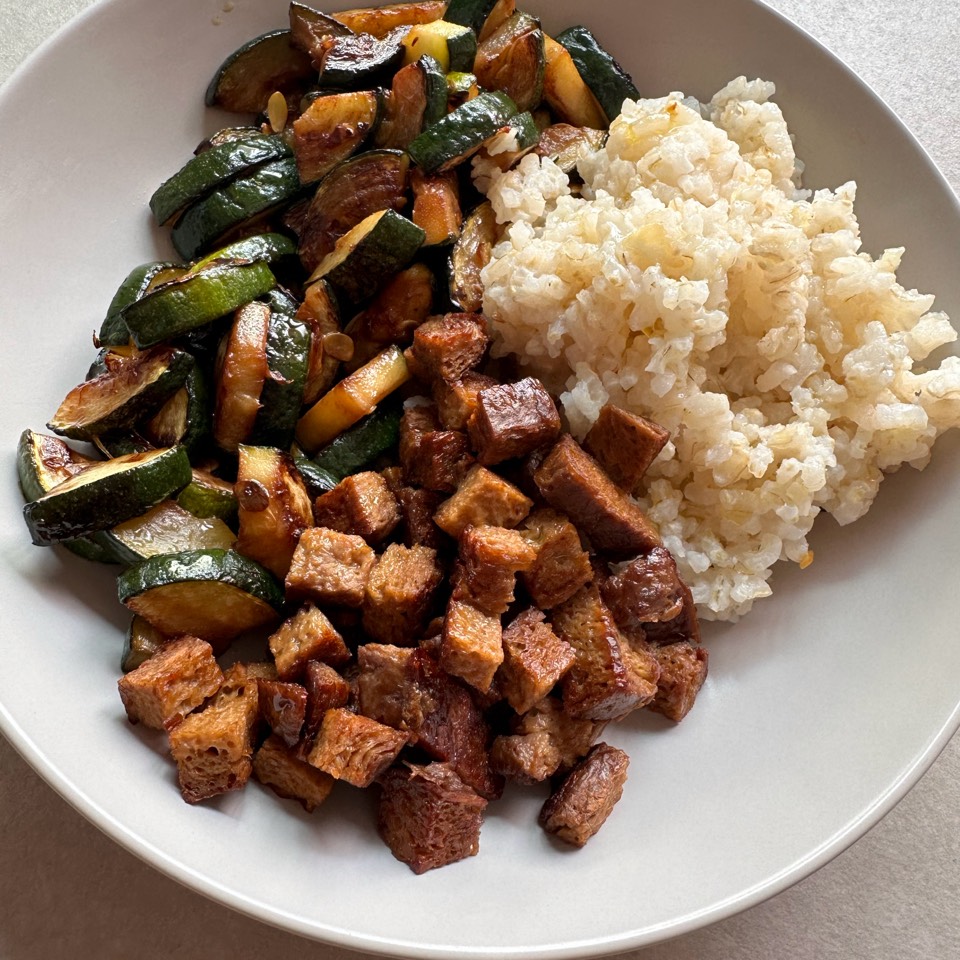 Arroz con seitán y calabacín