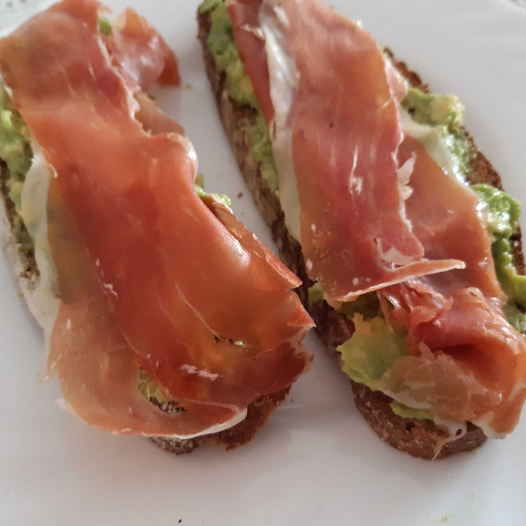 Tostadas con aguacate y jamón serrano