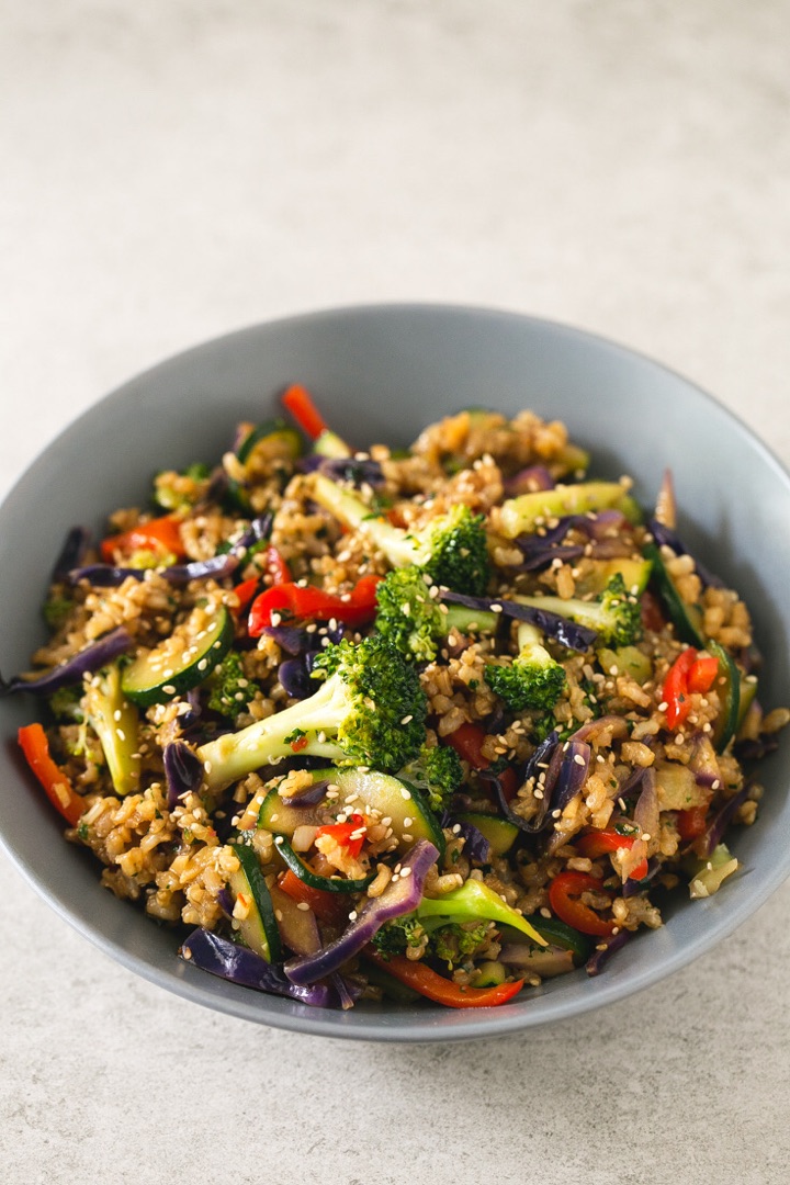 Wok de verduras con soja texturizada y arroz
