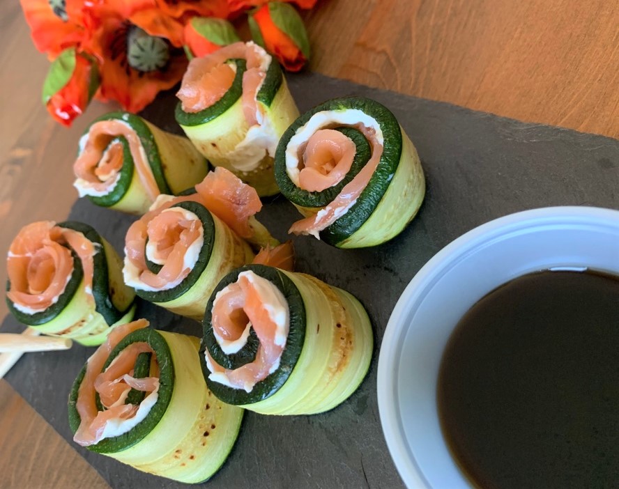 Sushi de salmón, calabacín y queso Sushi de salmón, calabacín y queso