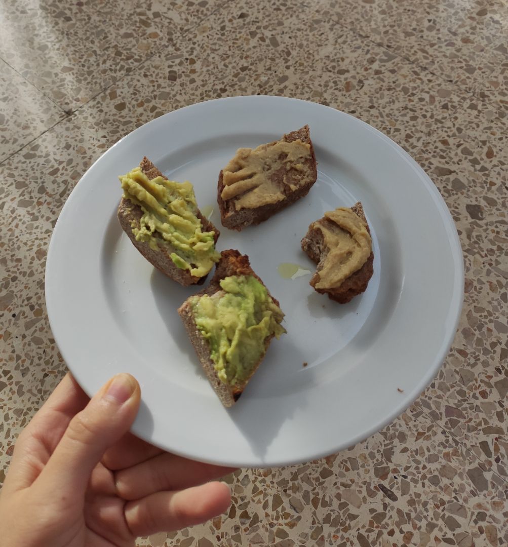 Tostadas de espelta integral con aguacate y hummus Tostadas de espelta integral con aguacate y hummus