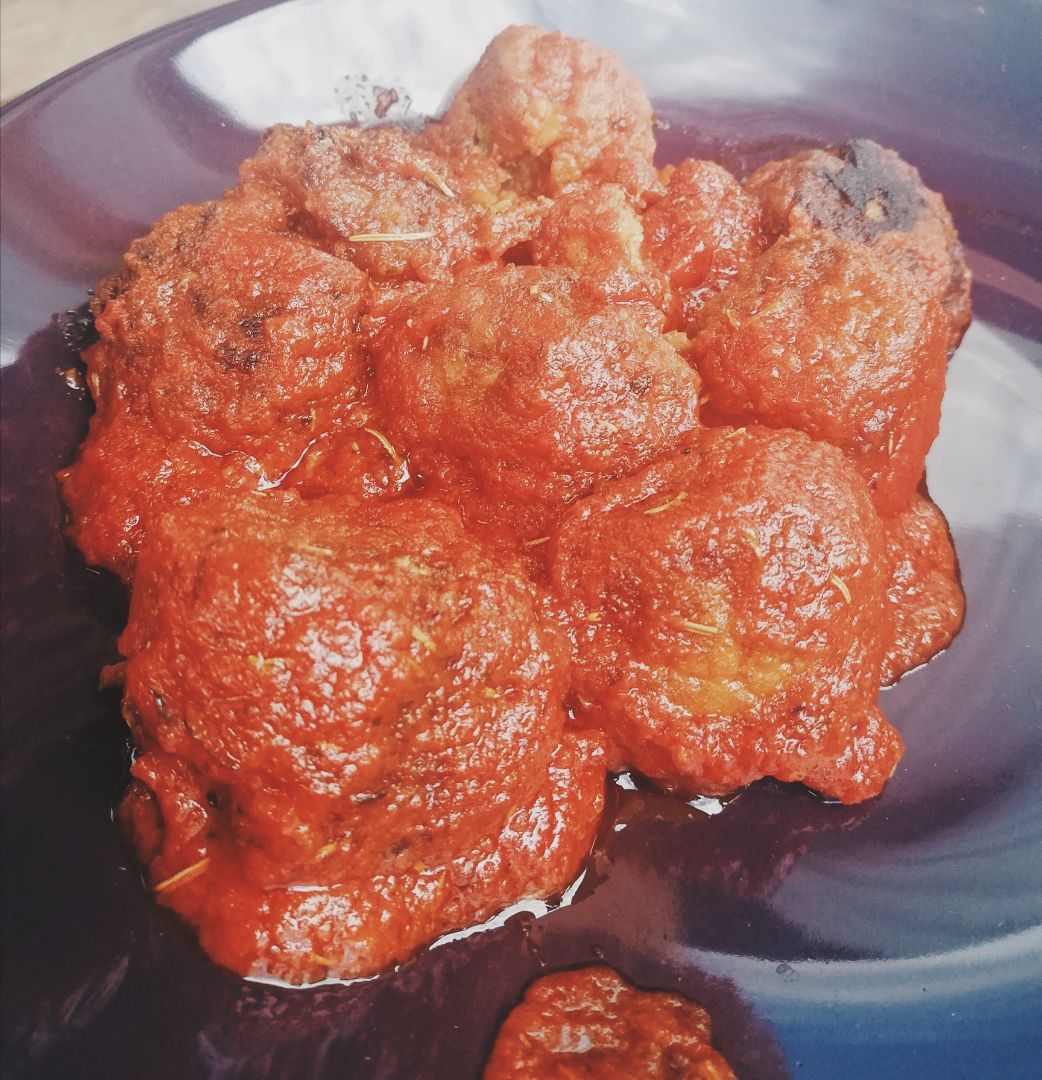 Albondigas de berenjena con salsa de tomate Albondigas de berenjena con salsa de tomate