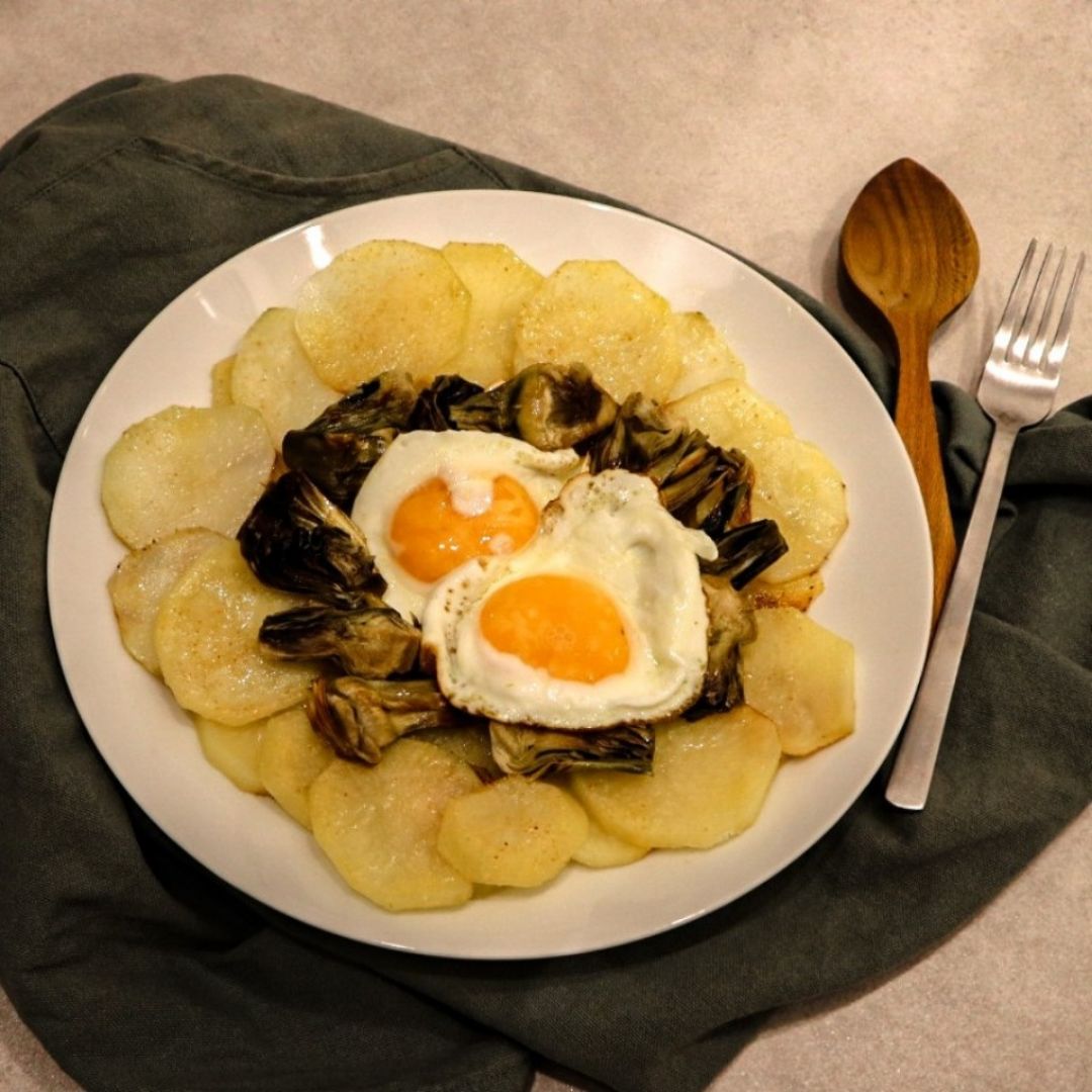 Huevos rotos con alcachofas Huevos rotos con alcachofas