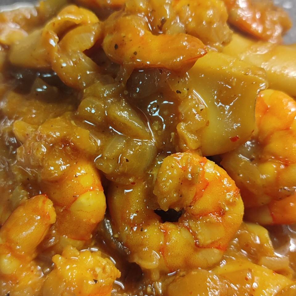 Calamares y langostinos encebollados