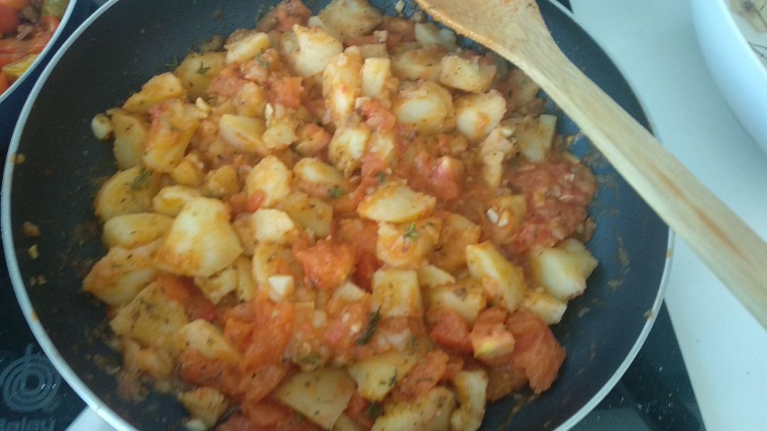 Patatas entomatadas