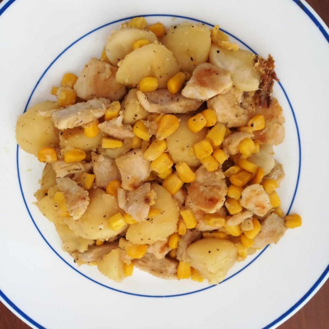 Pollo con maíz y patatas