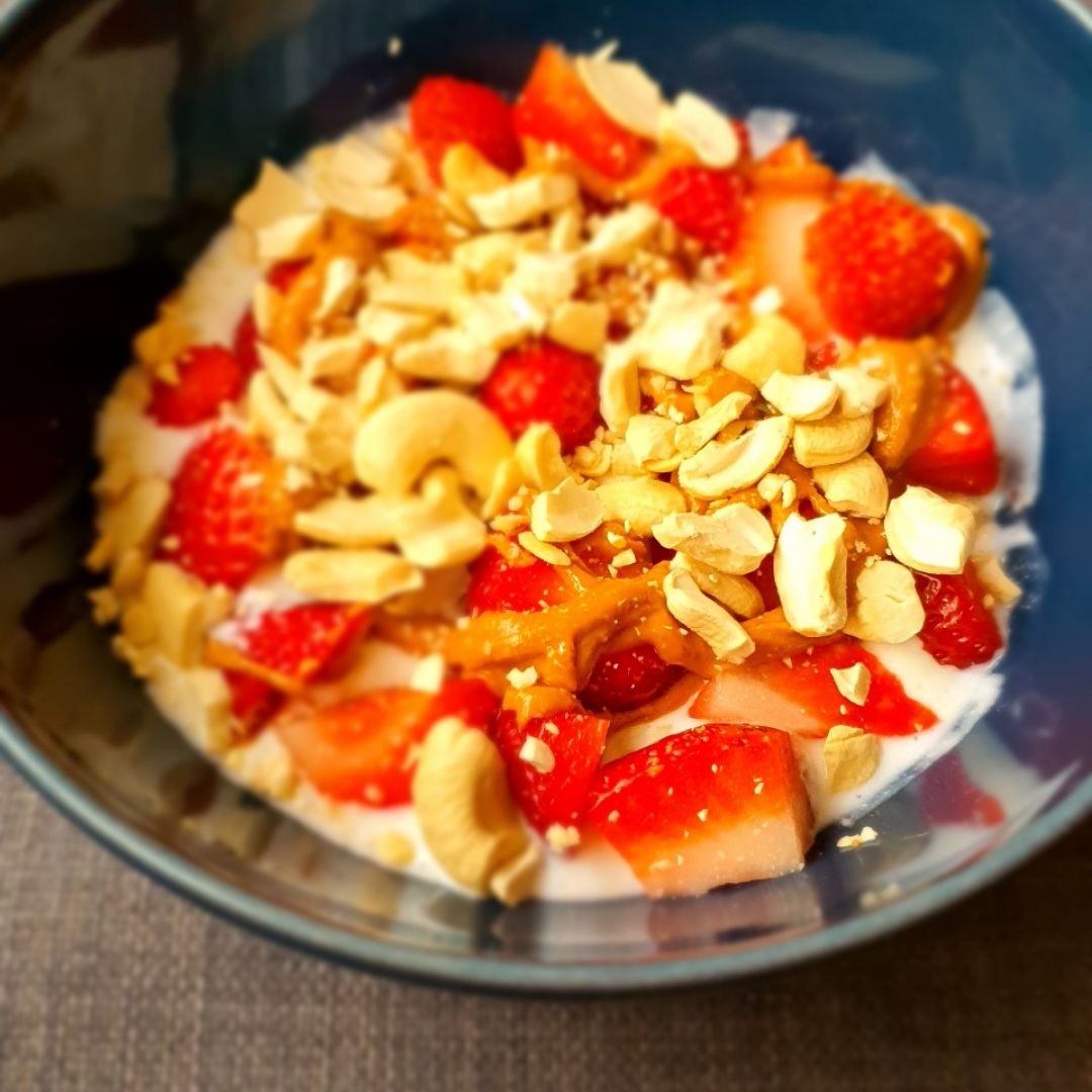 Queso fresco con fresas y anacardos Queso fresco con fresas y anacardos