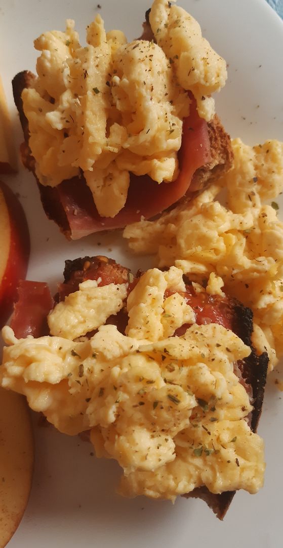 Tostadas con tomate, huevo y jamón