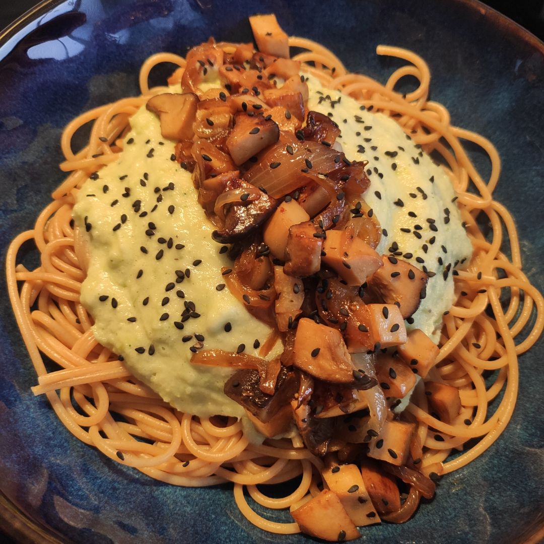 Espaguetis integrales con salsa de brócoli y setas salteadas