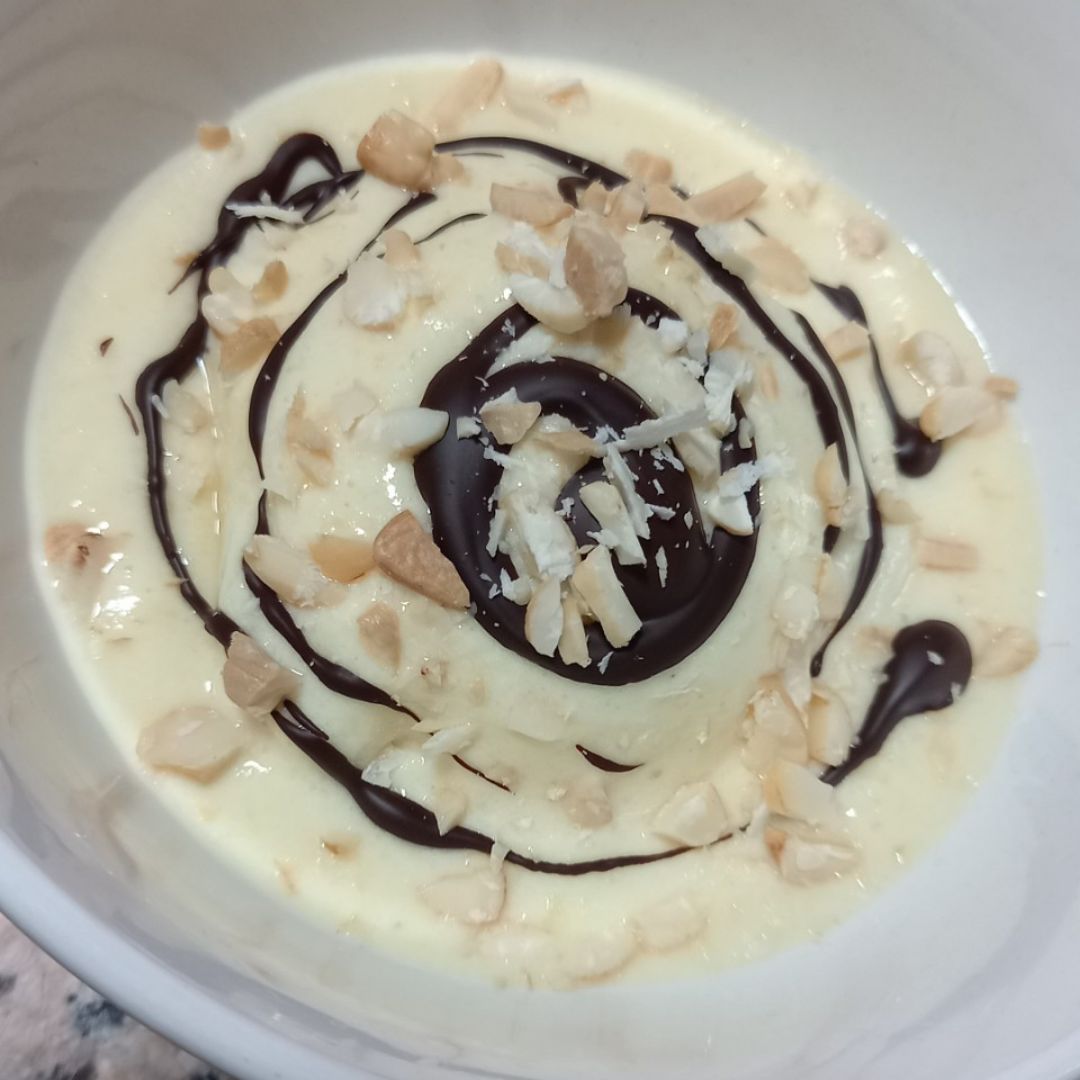 Helado saludable de piña 🍍 con chocolate negro 85% 🍫 y anacardos naturales 😋 Helado saludable de piña 🍍 con chocolate negro 85% 🍫 y anacardos naturales 😋
